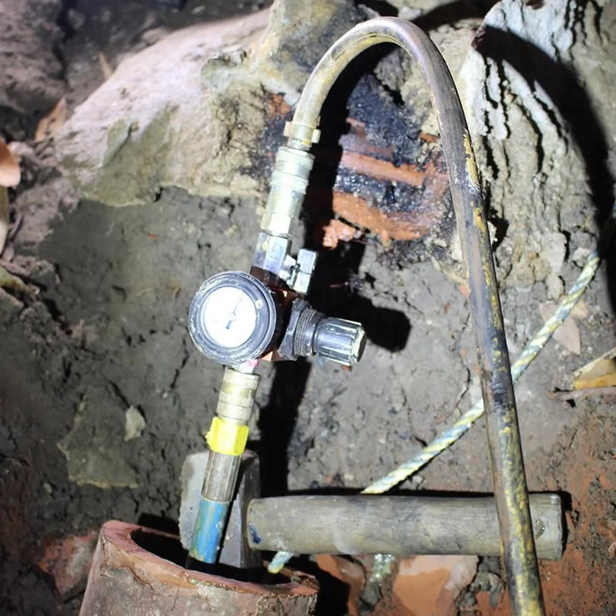 pipe relining equipment pressurising patch repair