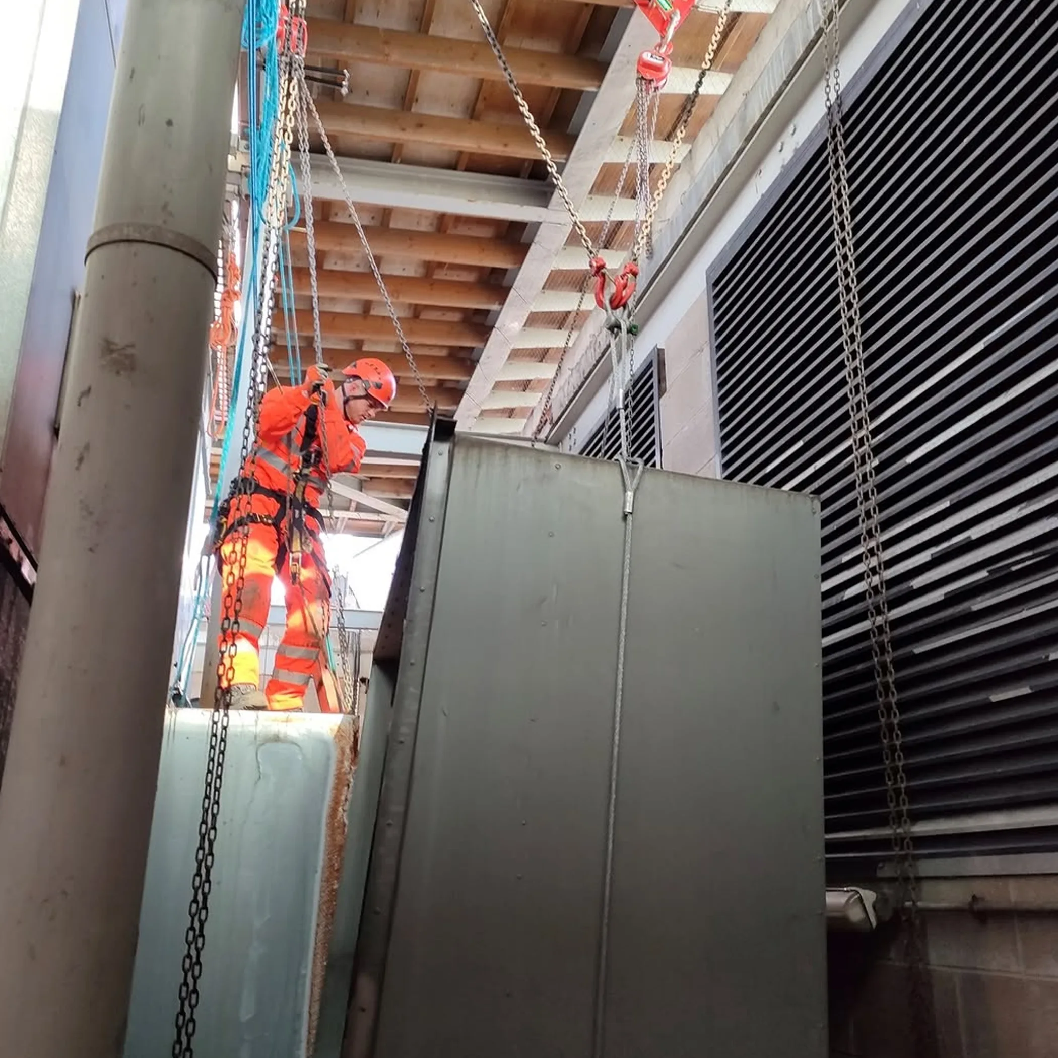 workers using rope access and lifting gear