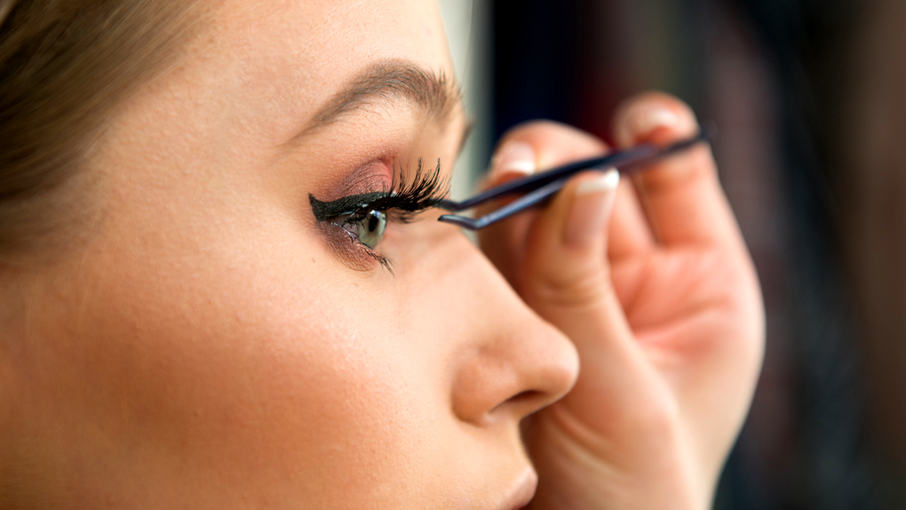 Effective ways to remove eyelash adhesive naturally - image 2