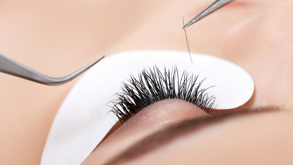 Safe techniques for removing eyelash glue residue without using remover - image 3